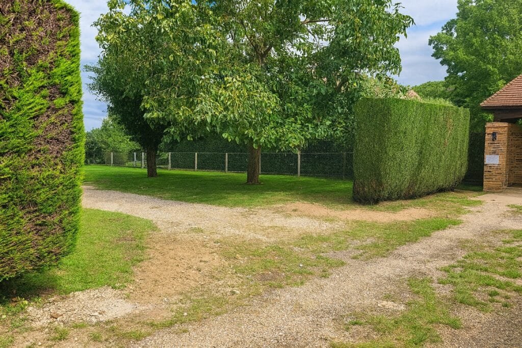 Allée gravillonnée et haie taillée à Marseille