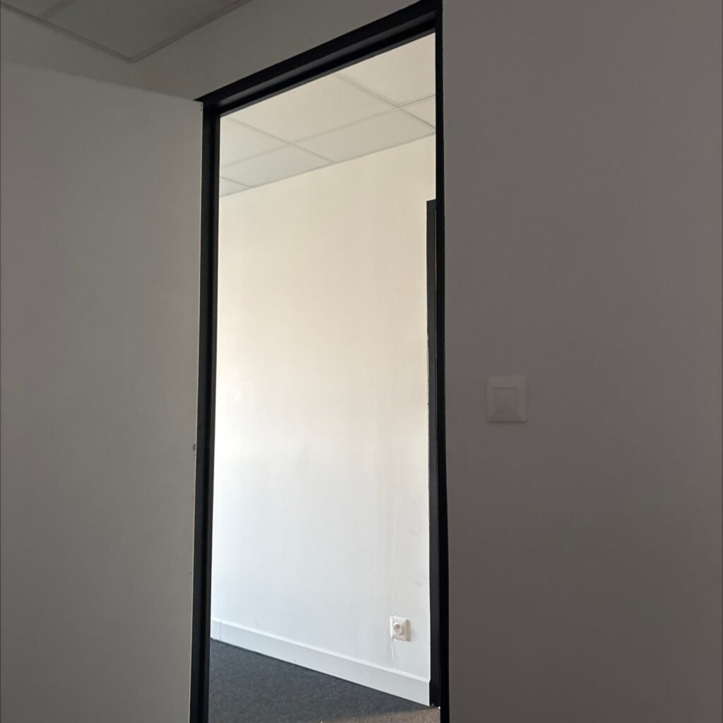 Installation de cadre de porte métallique à Perpignan