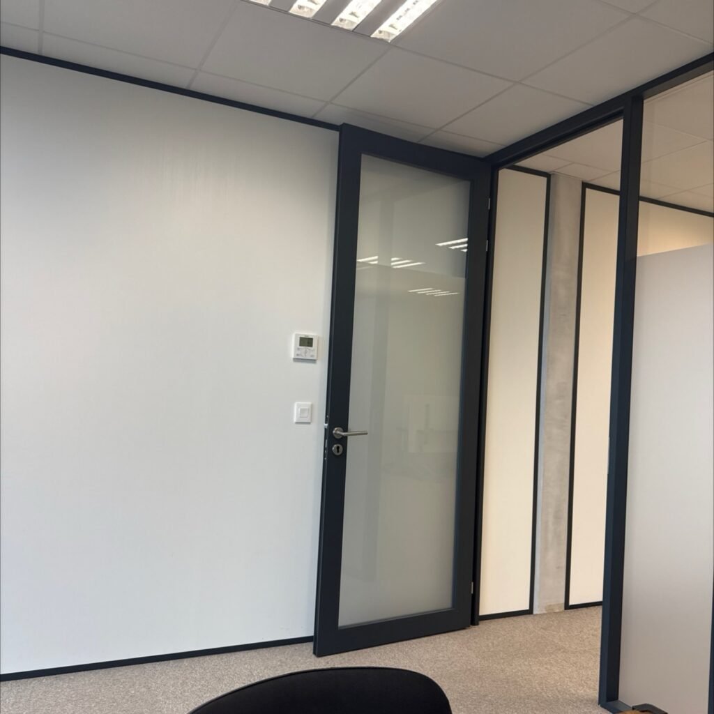 Installation de porte vitrée intérieure à Lille