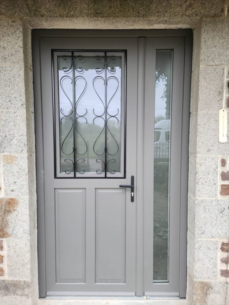 Installation de porte d'entrée vitrée à La Rochelle