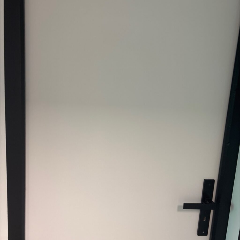 Installation de porte intérieure moderne à Perpignan