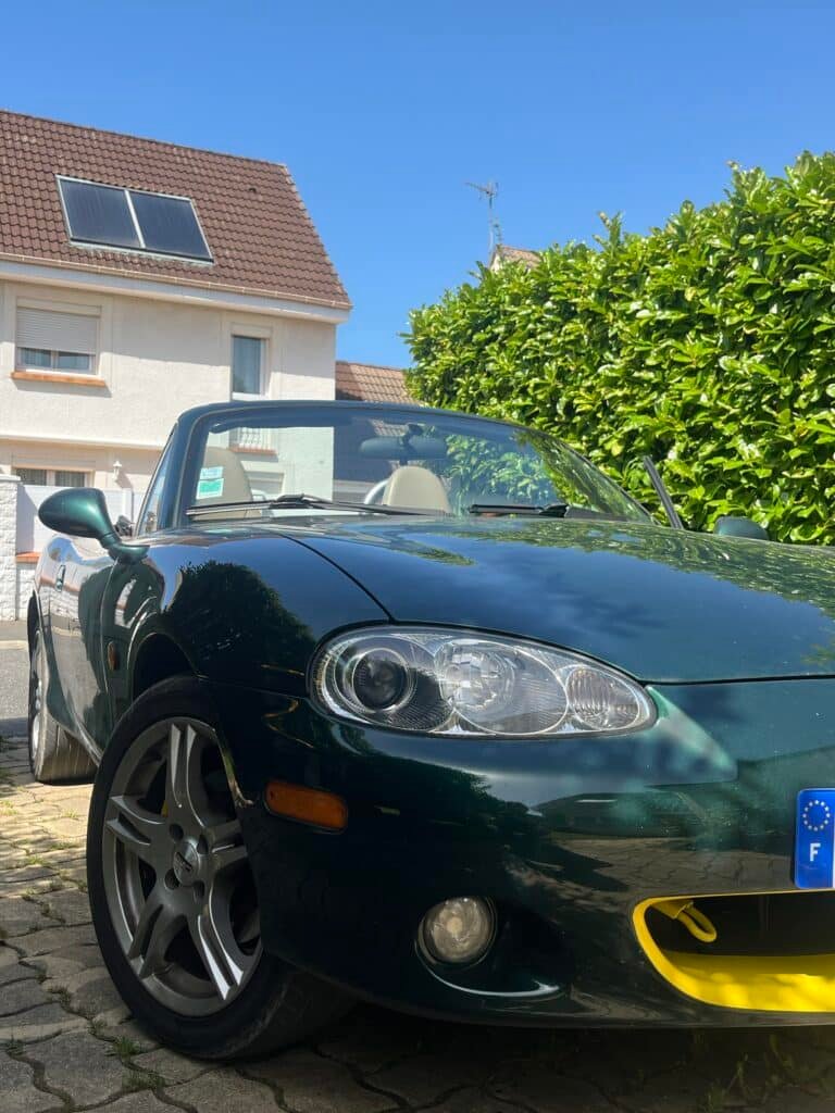 Voiture décapotable verte à Perpignan