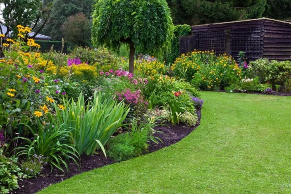 Jardin fleuri et pelouse entretenue à Rouen