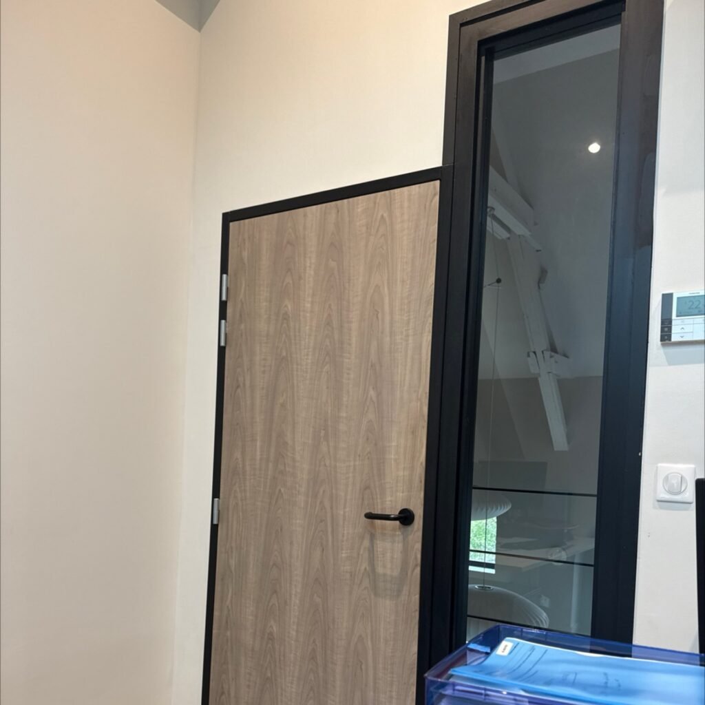 Installation de porte intérieure moderne à Rouen